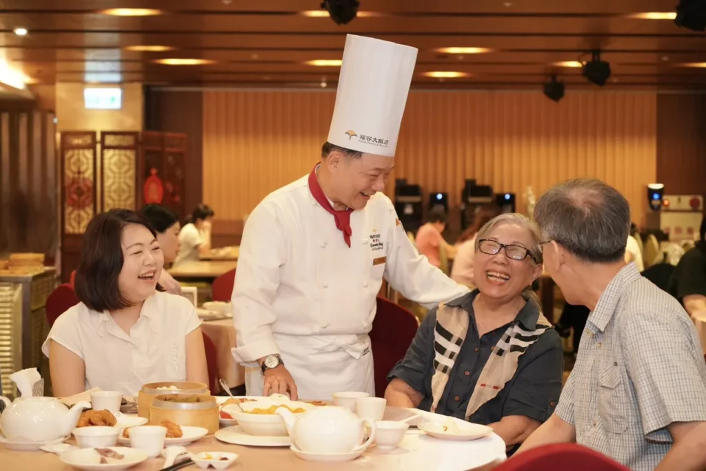 常客楊小姐夫妻,今日特地帶婆婆前來,也與阿基師最後暖心告別。(圖_福容台北一館提供)