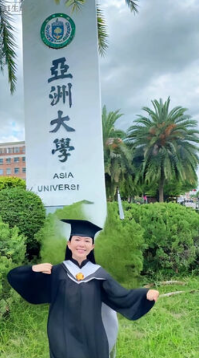 狄鶯分享AI畢業影片,大笑揮手跳舞。(圖/翻攝狄鶯臉書)