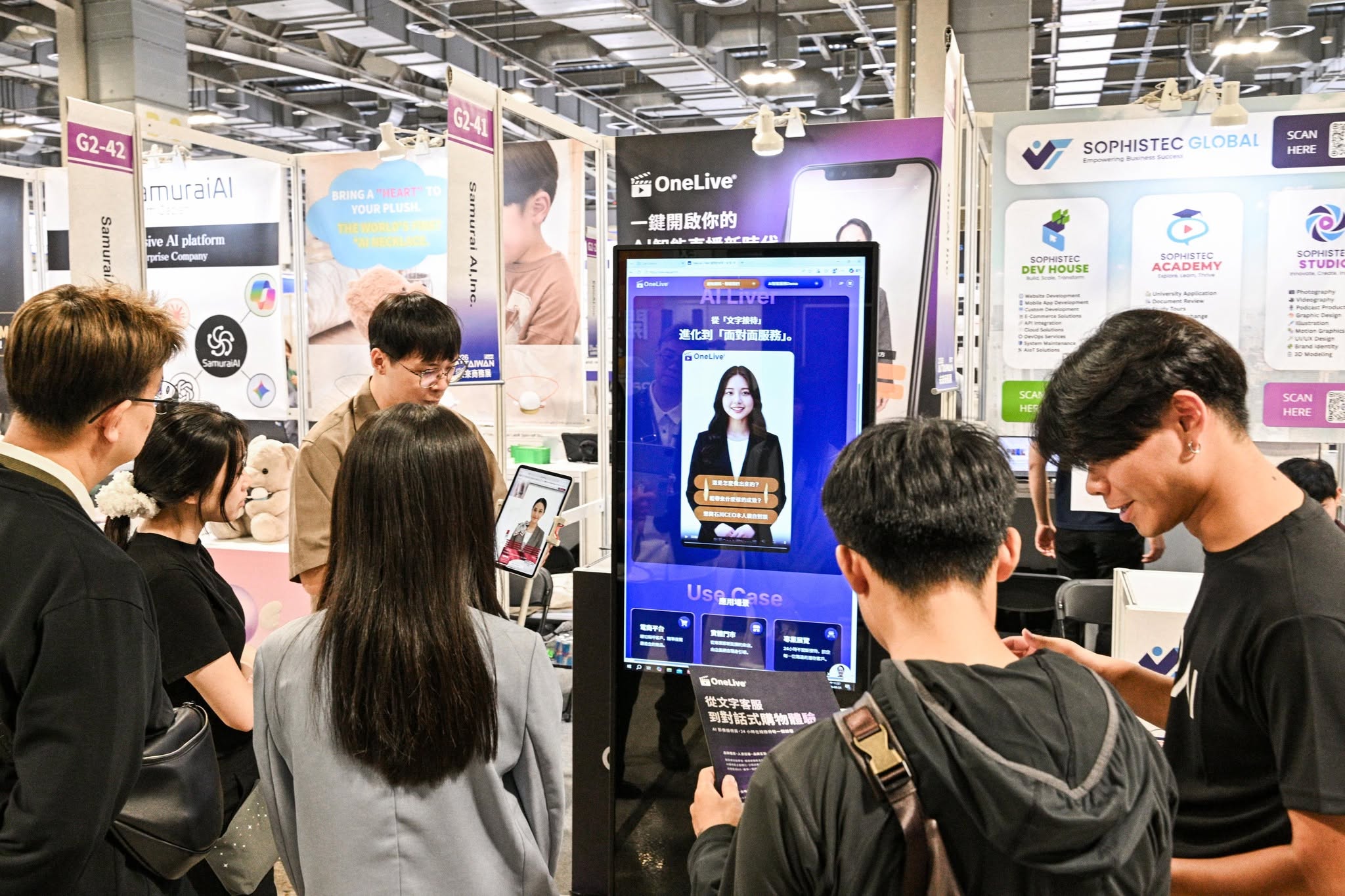 呼應「All in AI」的核心主題,為期三天的展期中,每日吸引近萬名觀展者湧入。(主辦單位提供)