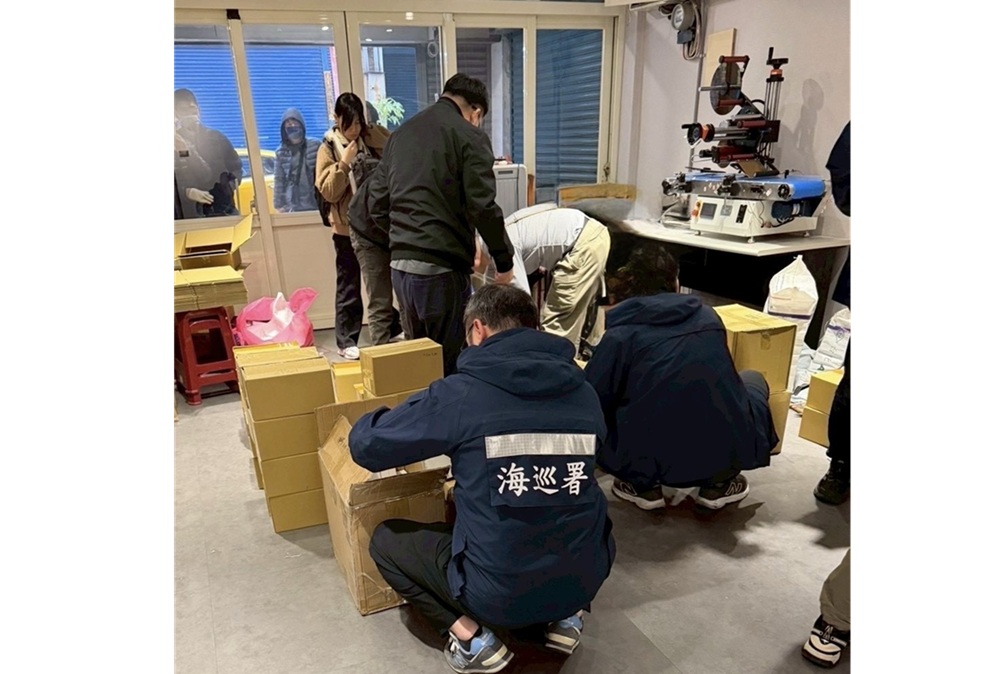 破獲電子煙分裝場 海巡員出擊查扣1.6噸煙油市值達2.4億元 226 cnews204260630a04