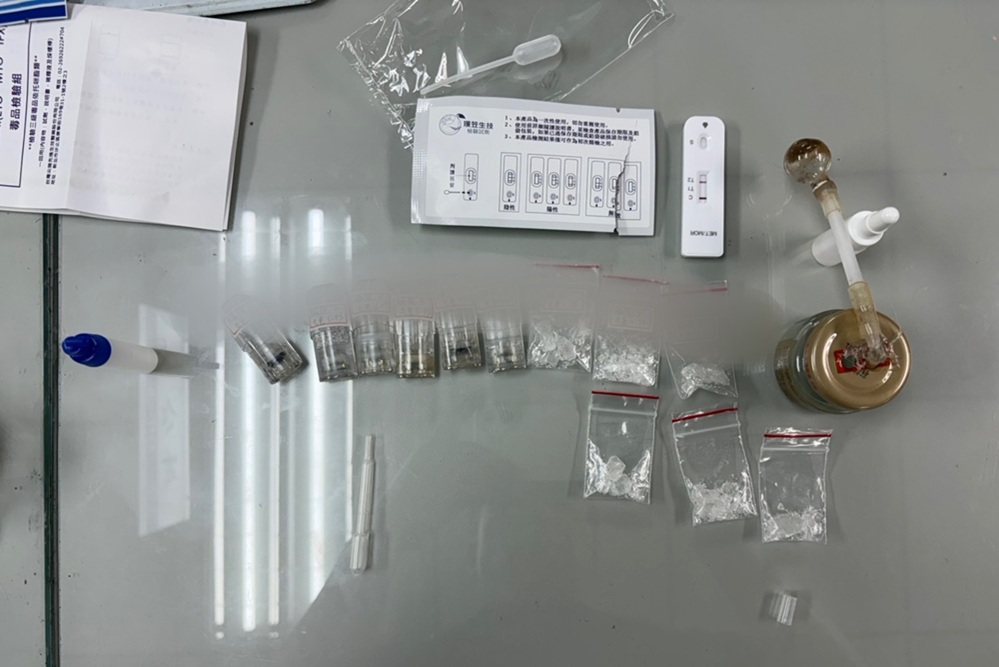 拒檢衝撞警機車 警強力制伏66歲騎士查扣依託咪酯菸彈 234 cnews204260630a08