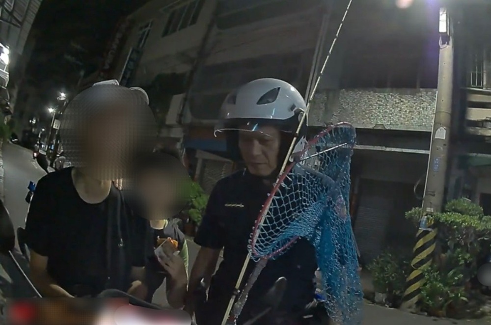 深夜騎微型電動二輪車載女友 警攔查海釣男竟是通緝犯 238 cnews204260630a10