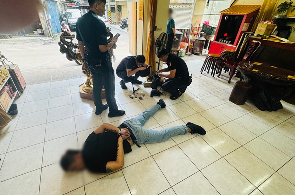 手握辣椒槍闖宮廟涉恐嚇 警所長大外割撂倒秒制伏 239 cnews204260630a12