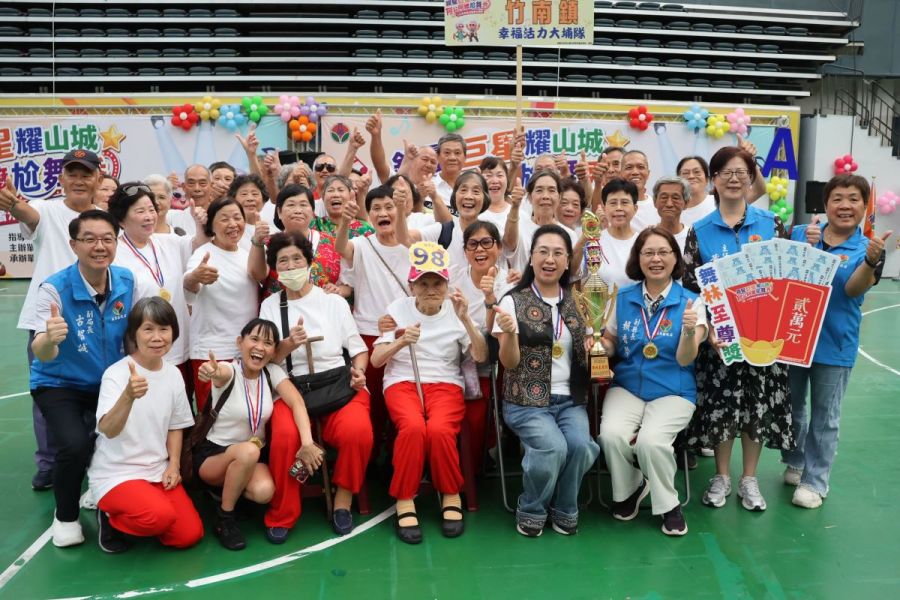 阿公阿嬤尬舞秀熱情登場   縣長肯定長輩們的活力