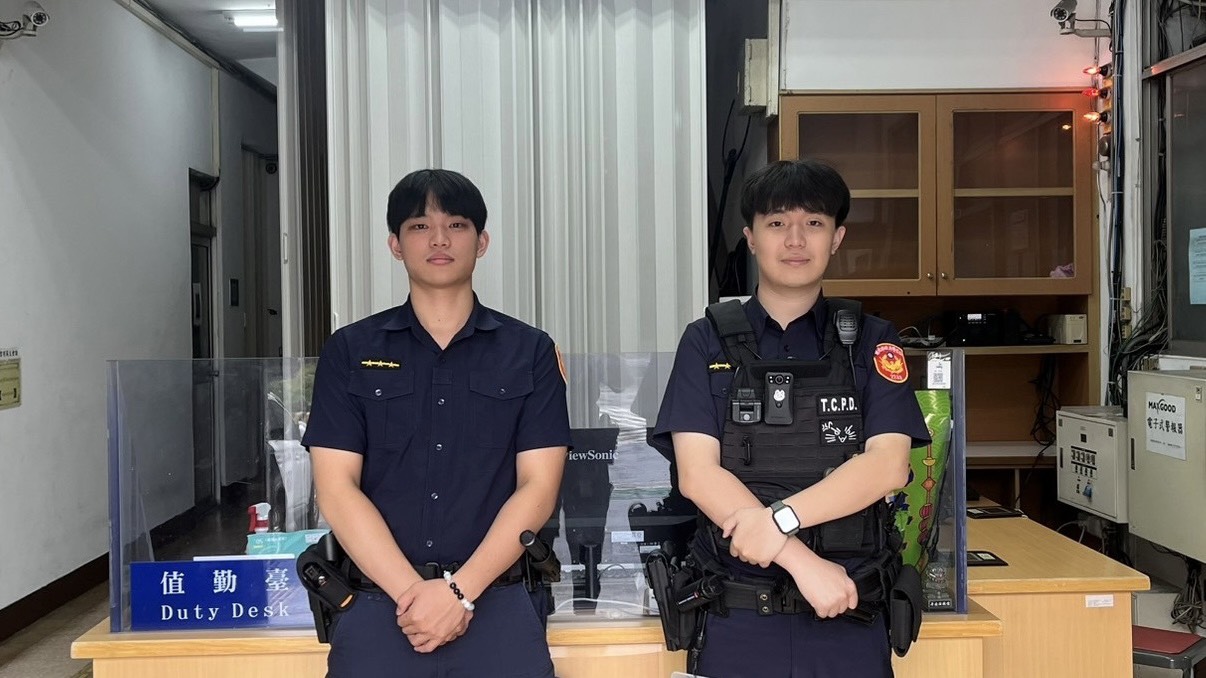 萬華分局西園路派出所警員李宗儒(右)、林昱祥(左)。(圖/記者 趙靜姸翻攝)