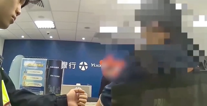 員警獲報後前往銀行了解情況並提醒民眾此可能為詐騙。(圖/記者 趙靜姸翻攝)