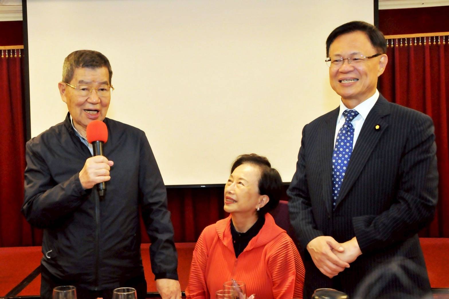 微笑老蕭挺微笑阿楷!張啓楷表示,前副總統蕭萬長以政治獻金捐款支持競選,對他而言不僅是資源挹注,更代表一份沉甸甸的責任與託付。(圖/記者翻攝)