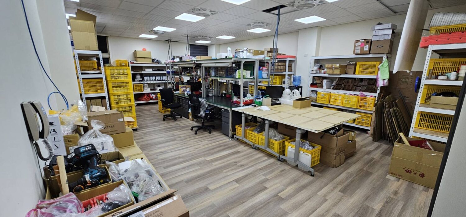 生產唾液科學快篩試劑與檢測器廠家研發中心現場已初具規模,井井有條。(記者 包克明攝)