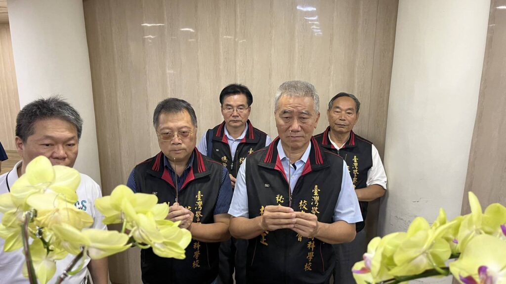 臺灣警察專科學校校友總會代表前往新北市立殯儀館,於中和分局南勢派出所警員陳旻群靈前上香致意,表達哀悼與不捨。(圖/臺灣警察專科學校校友總會提供)
