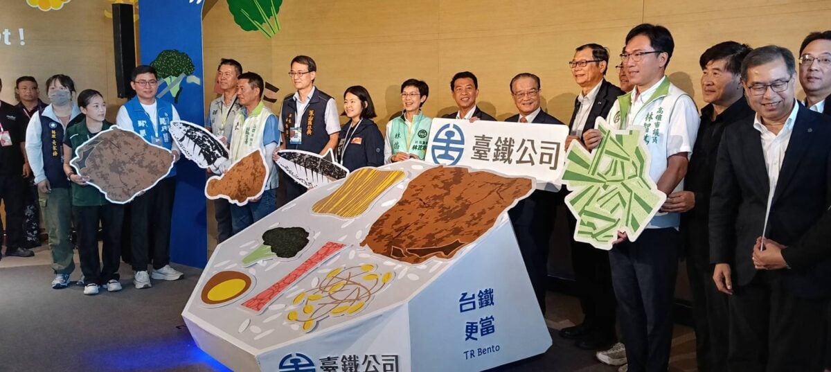 ▲全台首座台鐵便當體驗店於鳳山車站正式開幕，國營臺灣鐵路公司攜手地方民意代表及各界貴賓共同揭幕。