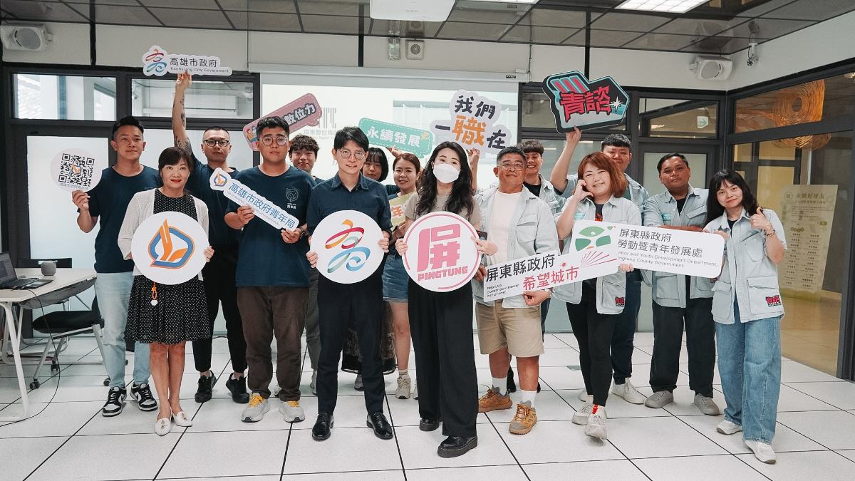 ▲高雄市政府青年局長林楷軒(左六)率第四屆青年事務委員拜會屏東縣政府勞動暨青年發展處,與屏東縣勞青處處長李雨蓁(右七)及青年諮詢委員合影留念,展現高屏青年交流合作情誼。