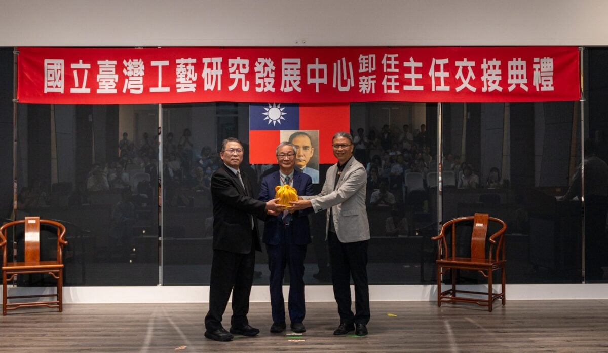 ▲由文化部長李遠擔任監交人(中),由卸任主任陳殿禮(右)將印信交接予新任主任梁晋誌(左)。