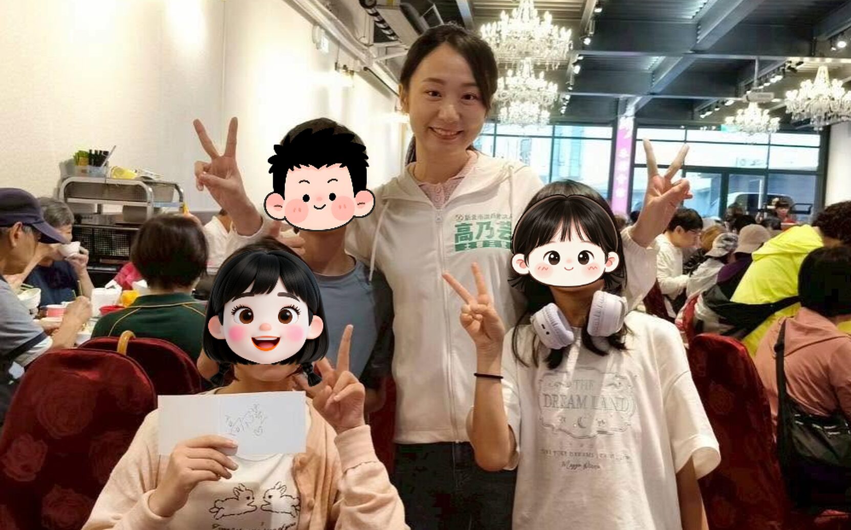 高乃芸參與里民活動,遇熱情小粉絲索取簽名。國小教師出身的高乃芸期許將來進入新北市議會,讓孩子們可以過得更好、安心地就學。
