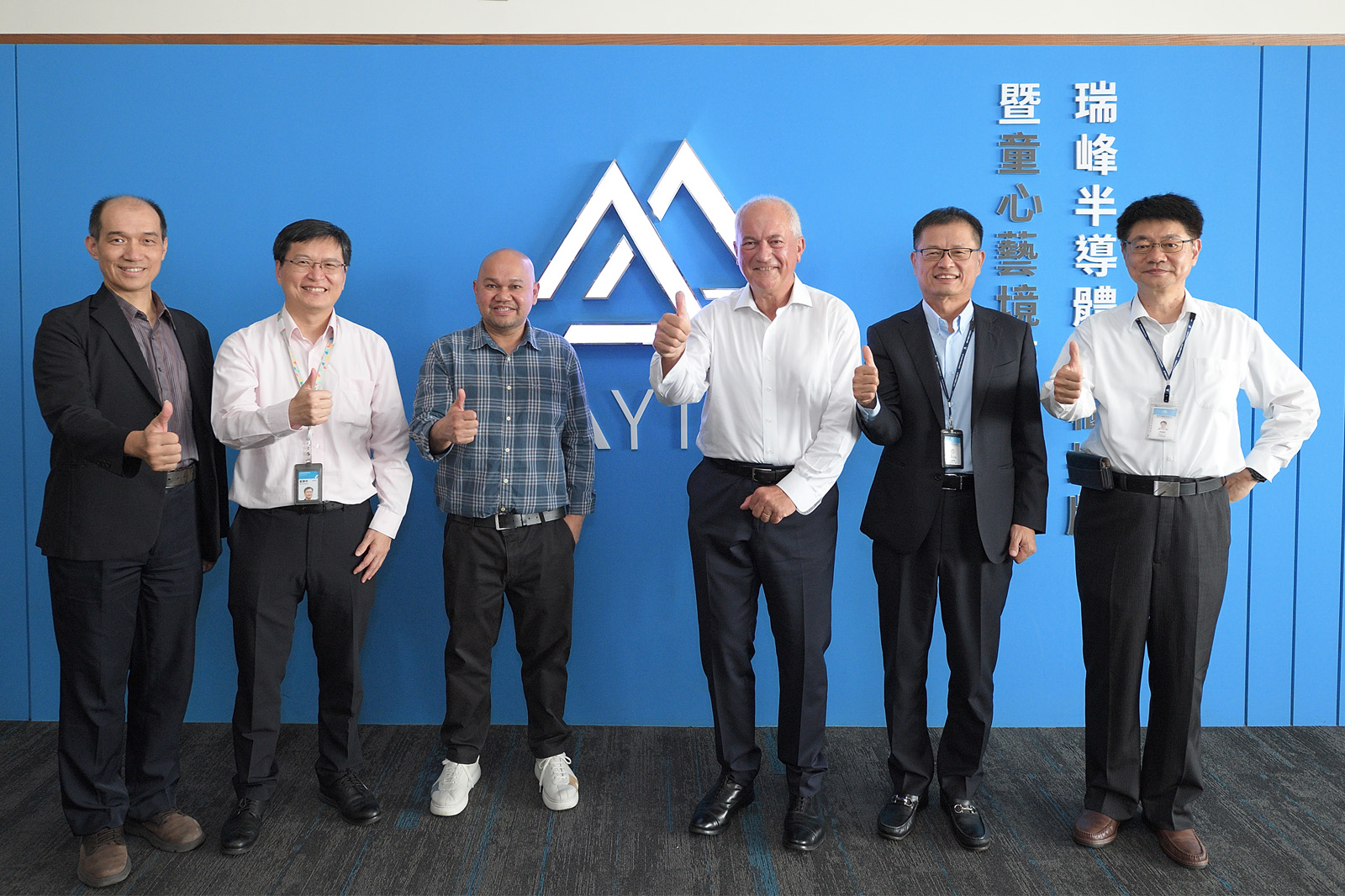 在經濟部產業技術司大力推動臺法產業創新研發合作機制下,工研院促成瑞峰半導體攜手法國新創NcodiN共同投入奈米雷射光電共封裝關鍵技術研發,盼能協助臺廠提升高效能運算與AI封裝市場的全球競爭力。圖左起為工研院電光系統所組長王欽宏、工研院電光系統所副所長駱韋仲、法國新創NcodiN公司資深工程師Eduardo De Mesa、法國新創NcodiN公司商業發展部門負責人Carlo Guareschi、瑞峰半導體董事長戴國瑞、瑞峰半導體共同創辦人暨總經理特助林健財。
