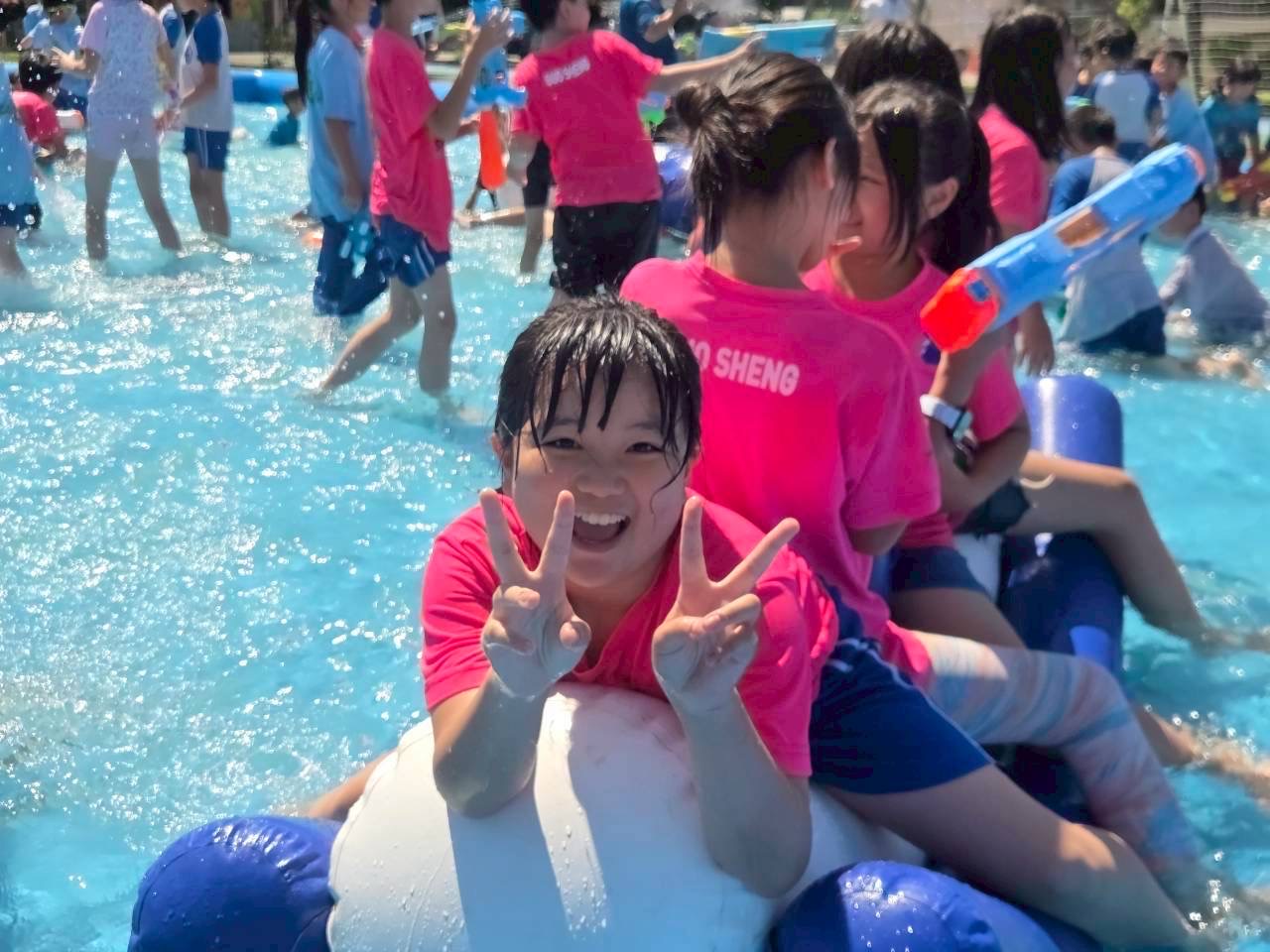 （有影片）／國聖國小休業式變身水上樂園　學生玩水泡泡嗨翻暑假 - https://www.watchmedia01.com