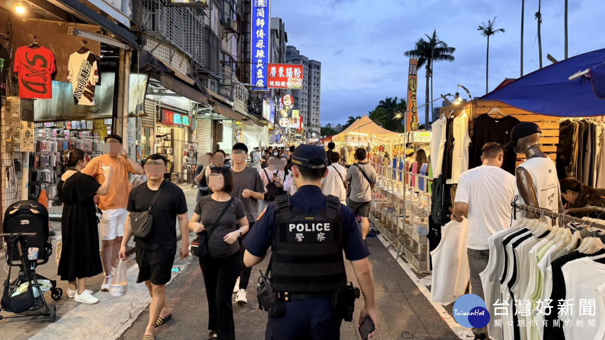 中壢警分局調派優勢警力,全面針對夜市內違規占用消防通道、妨礙交通的商家及攤販進行嚴格執法。