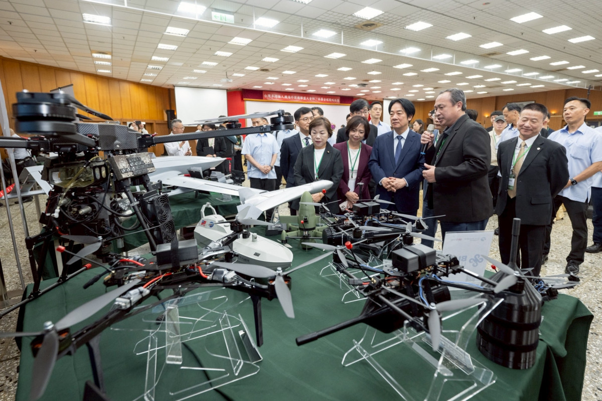 總統賴清德（中）6月9日出席「台灣卓越無人機海外商機聯盟大會師」，民主進步黨籍立法委員何欣純（中左1）與中國國民黨籍立委楊瓊瓔（中左2）亦在場陪同。（圖／資料照片，圖源：翻攝自總統府Flickr）
