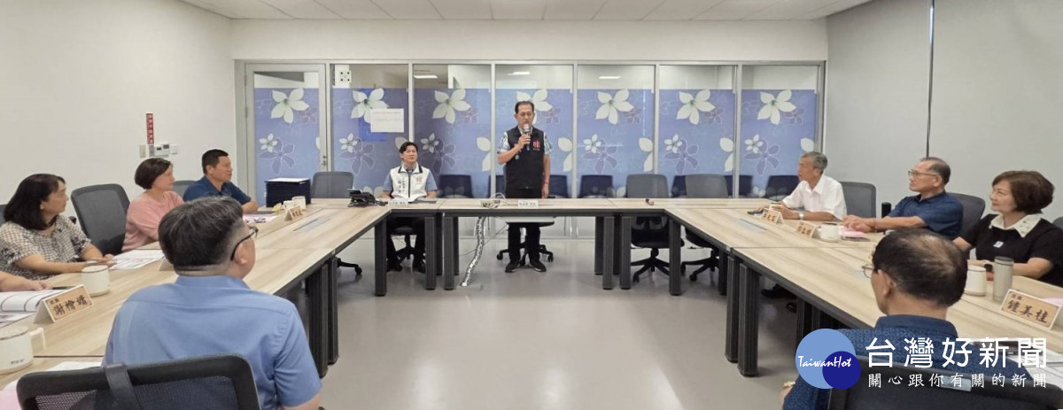 楊梅區公所擧辦新任委員聘任儀式，由區長施永恭主持。