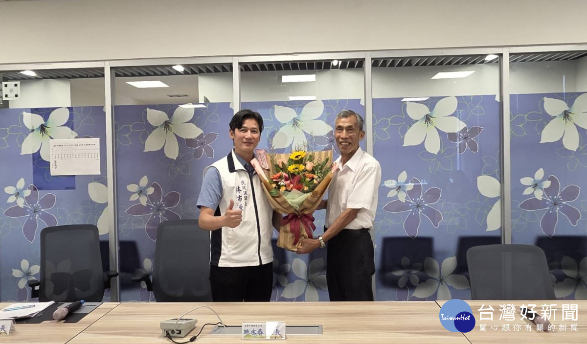 民政課長林沛源祝賀李光富委員當選調解委員主席。