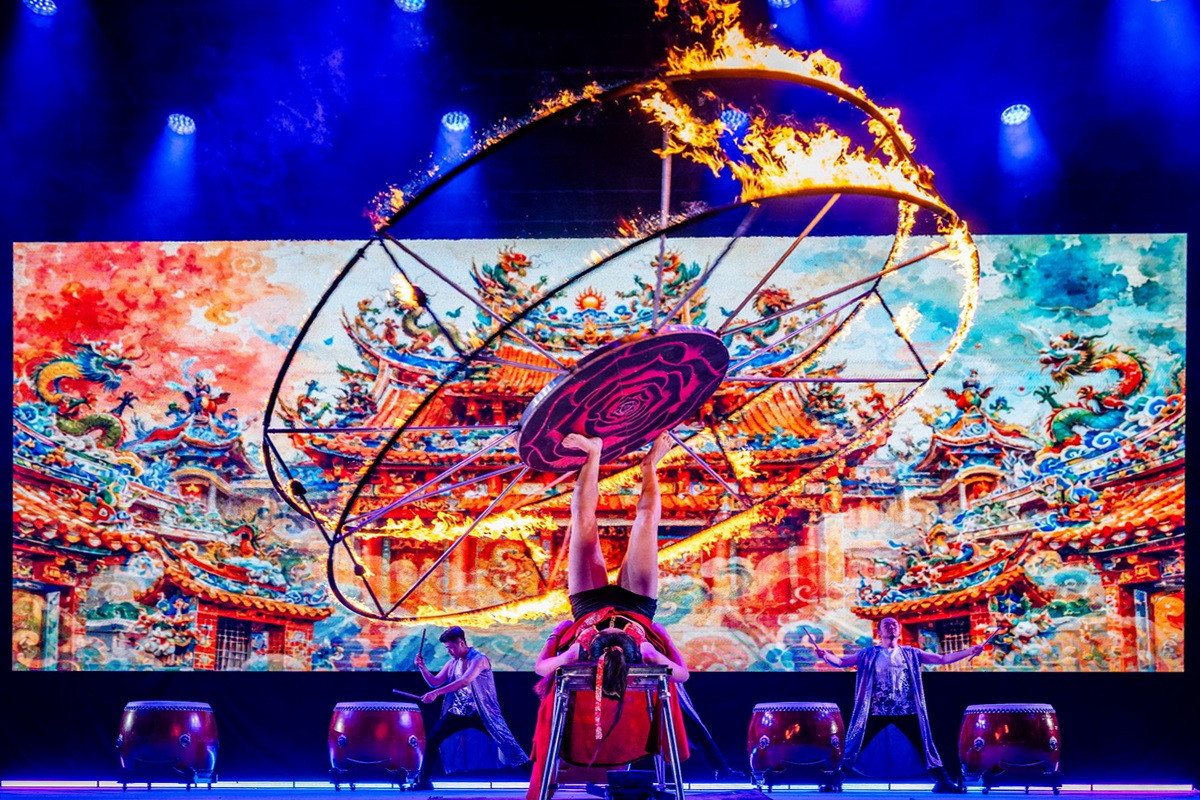 英國達人秀金按鈕楊立微經典重現。(即將成真火舞團提供)<br /><br />