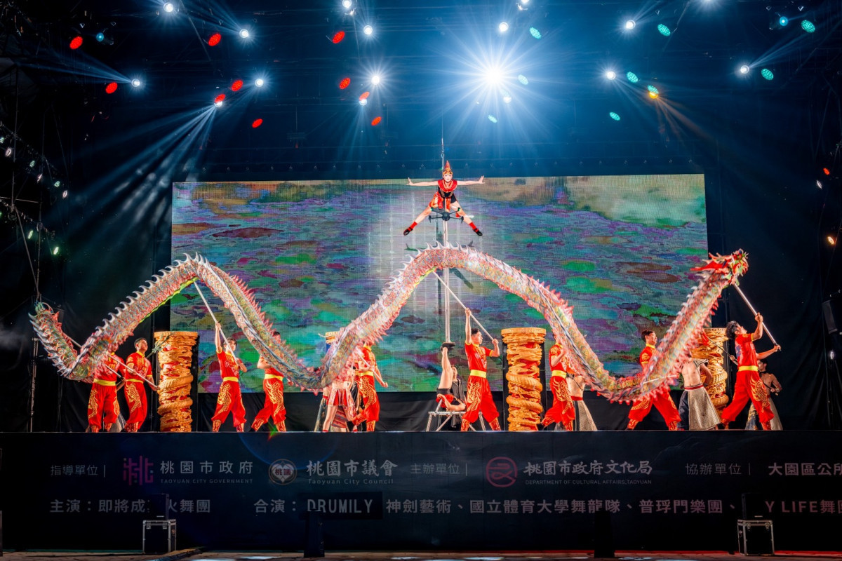 即將成真火舞團與在地國立體育大學舞龍隊跨界合作。(即將成真火舞團提供)