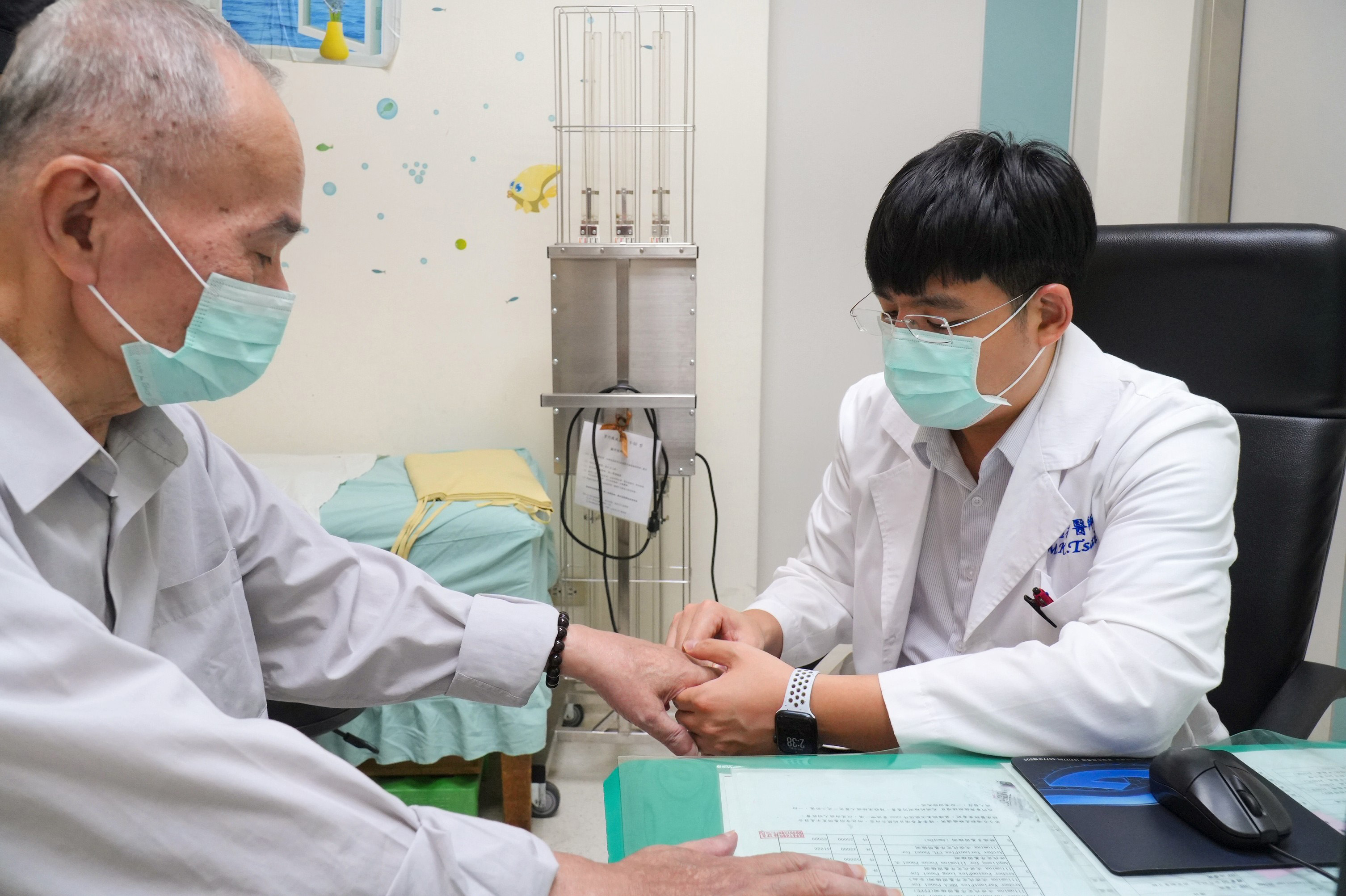風濕免疫科蔡孟格醫師為黃伯伯進行關節評估，也提醒民眾多處關節持續性疼痛、腫脹或晨間僵硬應及早就醫。