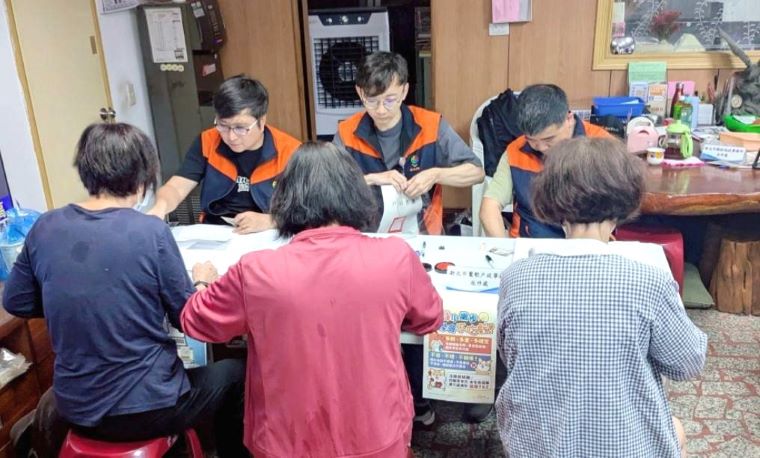 新北三區行政區調整啟動 下里服務免費換證免奔波 48 《圖說》林口、淡水及五股區域調整,轄區戶政事務所主動提供「下里服務」,深入社區受理申辦,不必特地前往戶政事務所排隊辦理。〈民政局提供〉
