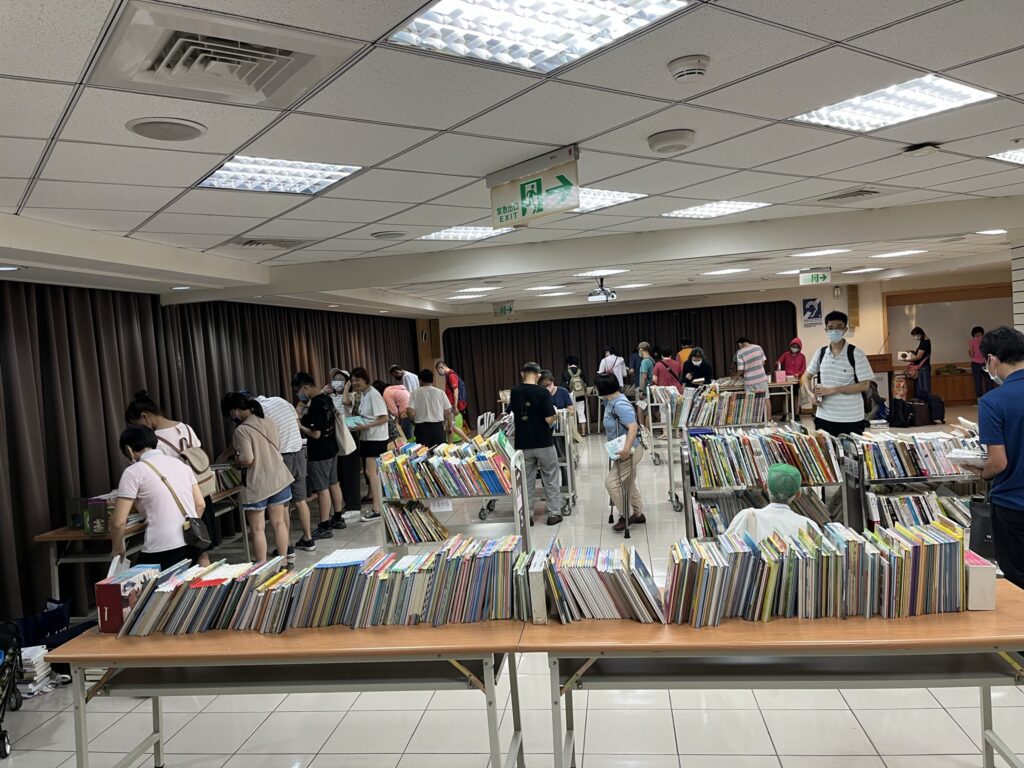 換書還能淘寶! 國臺圖「夏季好書交換」7月8日登場 期刊每本只要10元 55 %E6%AD%B7%E5%B9%B4%E5%A5%BD%E6%9B%B8%E4%BA%A4%E6%8F%9B%E6%B4%BB%E5%8B%95%E7%8F%BE%E5%A0%B4%EF%BC%8C%E6%B0%91%E7%9C%BE%E8%B8%B4%E8%BA%8D%E5%8F%83%E8%88%87%E6%9B%B8%E7%B1%8D%E4%BA%A4%E6%8F%9B%E3%80%82