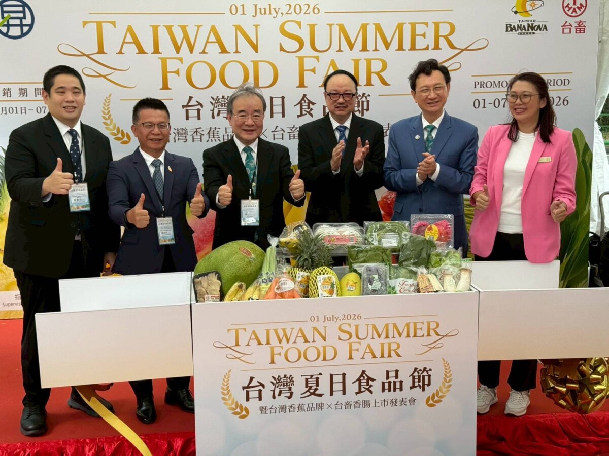 台畜董事長張華欣、高雄市政府農業局局長姚志旺、農業部政務次長胡忠一、昇菘超市董事經理林佑龍、駐新加坡台北代表處童振源大使、昇菘執行董事林瑞雯,照片左到右。(圖/高雄市農業局提供)