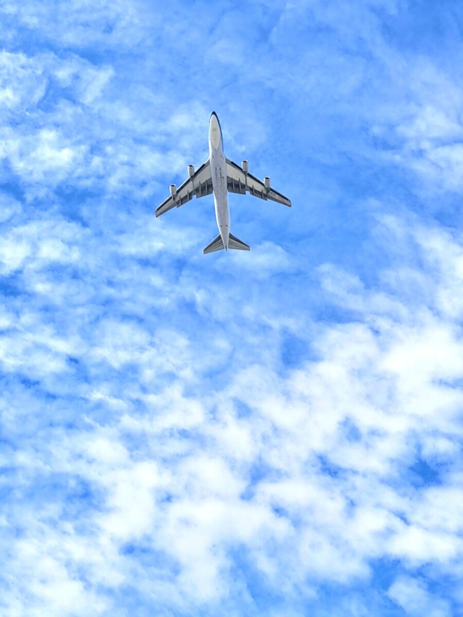 在平日裡天空中那些遙不可及的飛行巨獸，在此刻展現出截然不同且震撼人心的面貌。隨著遠方傳來一陣由低沈逐漸轉為高亢的引擎轟鳴聲，那一抹機身劃破了藍天白雲間的寧靜。(影像由記者郭晉嘉拍攝)。