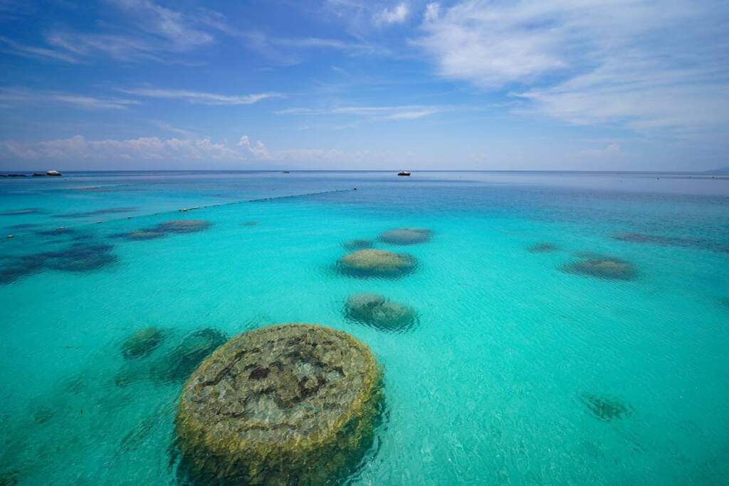 ▲位於馬來西亞半島東海岸的浪中島,其以清澈的果凍海聞名,是較鮮為人知的秘境景點。圖/馬來西亞觀光局