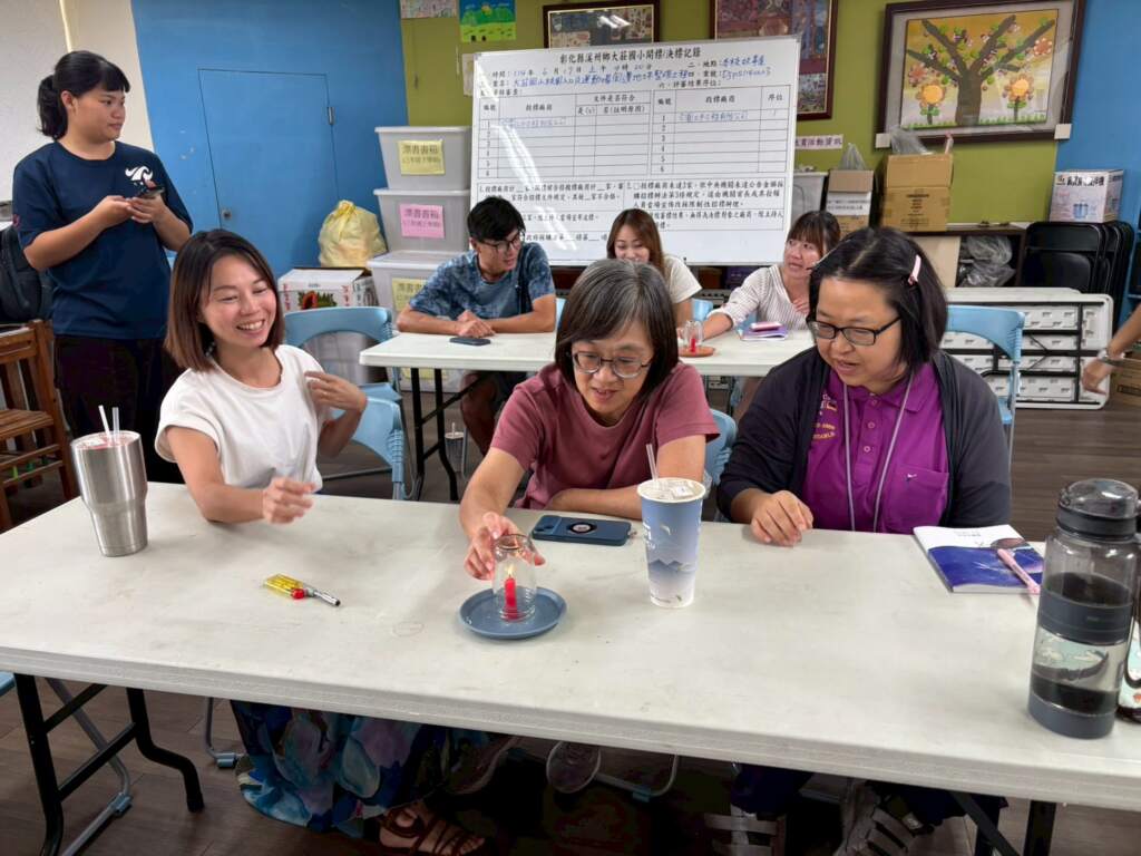 ▲大莊國小老師體驗大葉大學環安系設計的教案。(圖/記者林明佑翻攝)