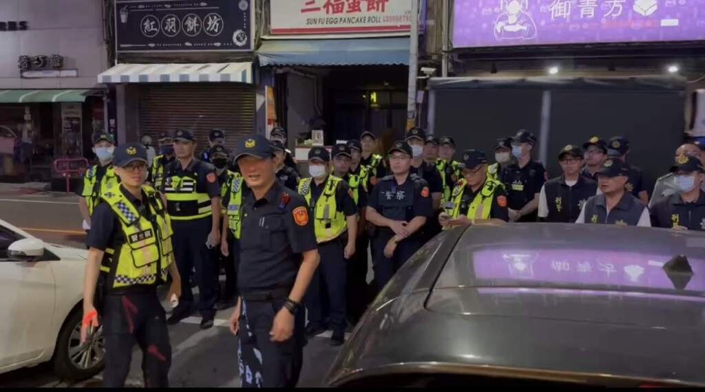 ▲115年暑期保護青少年-青春專案於7月1日正式展開,彰化警分局於6月30日晚間執行青春專案臨檢勤務,全力防制各類違法犯罪情事,營造安全、友善的暑期環境。(圖/彰化警方提供)
