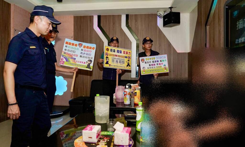 ▲芳苑分局為展現維護青少年安全與淨化治安環境的決心,於6月30日晚間提前執行首波擴大臨檢勤務,針對轄內青少年易聚集場所及治安熱點加強臨檢與巡查,全力防制各類犯罪及青少年偏差行為。(圖/彰化警方提供)