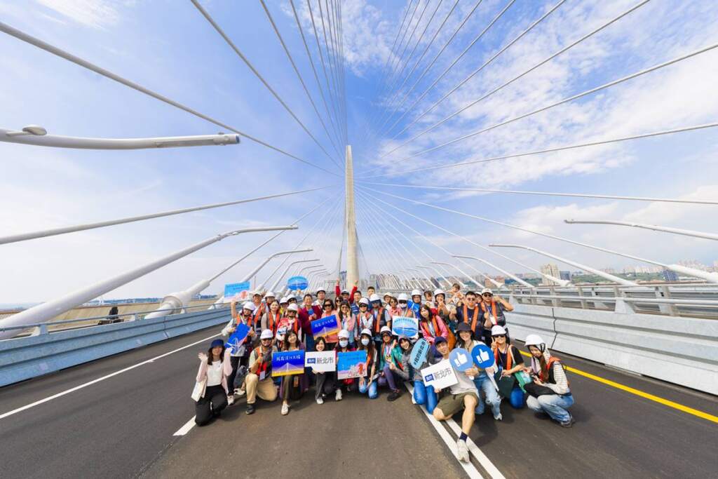 ▲新聞局辦理我的新北市粉絲團活動,邀請市民一同參與、見證淡江大橋為新北市指標性重大建設,讓參與民眾體驗橋體與景觀視野。