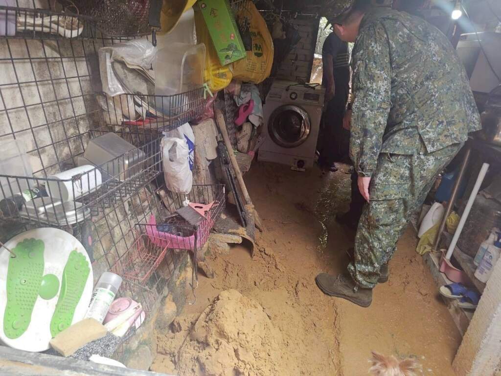 ▲國軍今日前往新埔鎮民宅勘查受災情形。