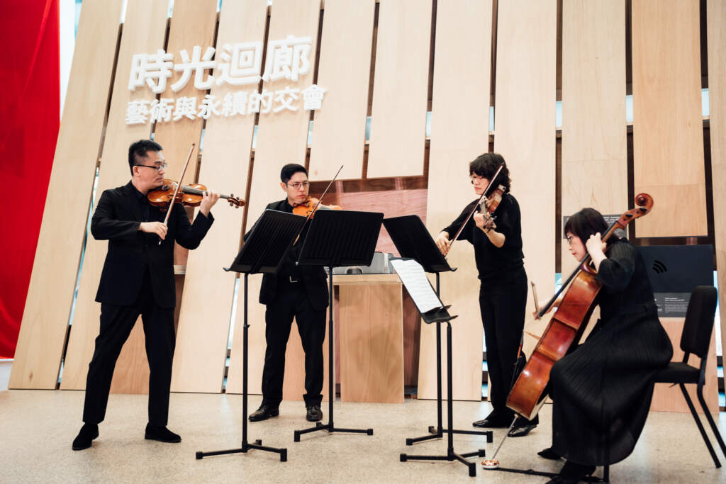 ▲時刻在藝起：NTT10週年回顧展_國立臺灣交響樂團絃樂四重奏演出韓德爾《水上音樂》中的〈號角〉及莫札特《D大調嬉遊曲》第一樂章，以明亮歡愉的樂音，為展覽揭開序幕。©臺中國家歌劇院，攝影：李家和