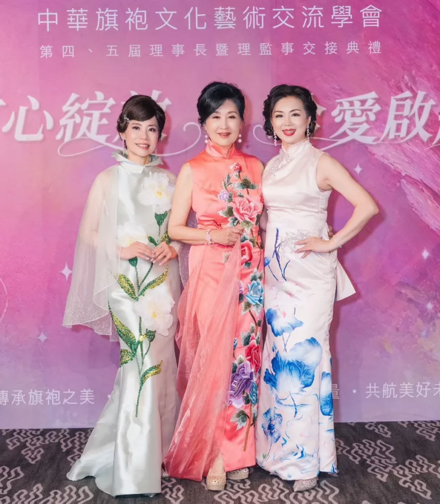 中華旗袍文化藝術交流學會 舉辦「第五屆理事長交接典禮」。圖為左起：第四屆理事長鄭如君 中 創會理事長石淑平 第五屆理事長張秀珍（圖片提供：中華旗袍文化藝術交流學會）
