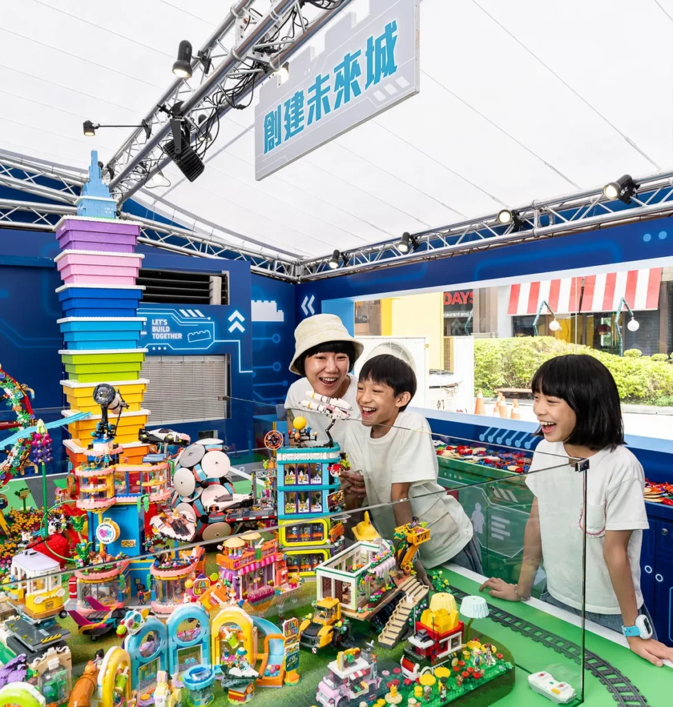 樂高專業認證大師黃彥智攜手樂高達人LEGO7、樂高達人James運用逾6萬顆樂高顆粒共同打造大型未來城。