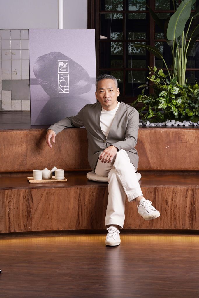 音樂創作人石頭的世界總是充滿熱情與聲響;今年 3 月,石頭將這份內在的覺察轉化為全新香氛品牌 《磬 by STONE》
