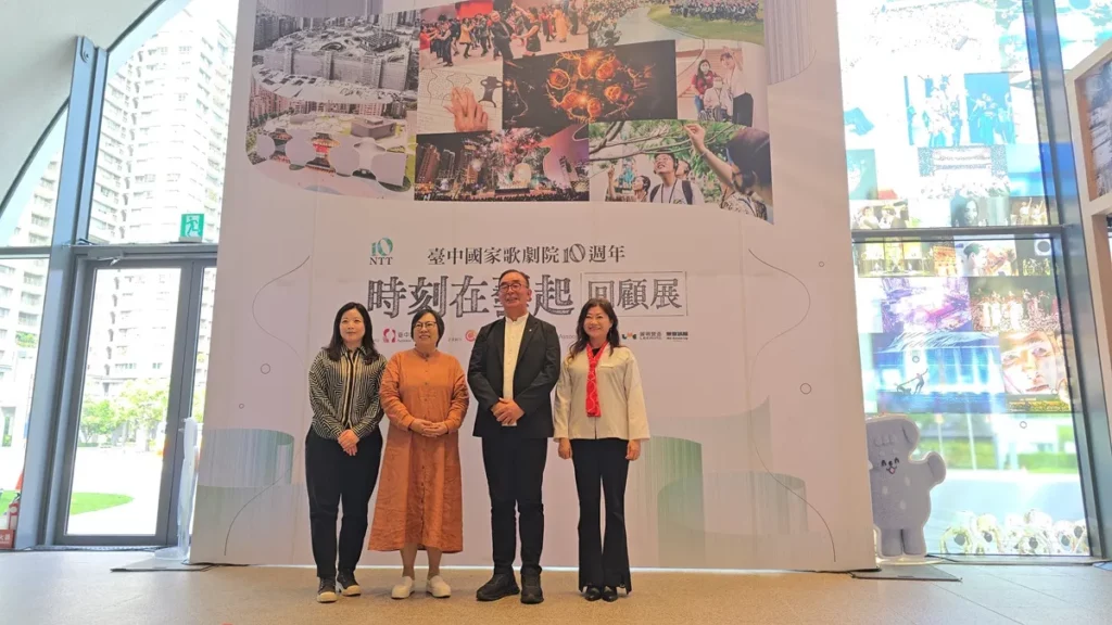 歌劇院藝術總監李惠美特別感謝多位關鍵的合作夥伴陪伴支持歌劇院。從提供營建支持的麗明營造、長年贊助公益的藝企合作對象,以及多年陪伴歌劇院成長的志工團隊,到由國立台灣交響樂團(NTSO)帶來的精彩現場演出。(圖/陳惠玲攝影)