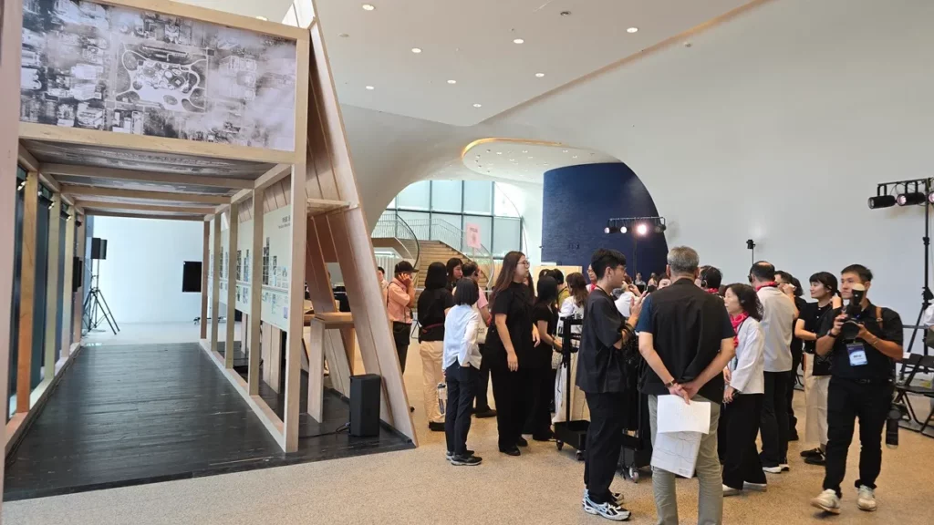 臺中國家歌劇院自7月1日起至11月1日推出「時刻在藝起:NTT 10週年回顧展」。畫面為一樓忘我廳「時光迴廊:藝術與永續的交會」攝影展。(圖/陳惠玲攝影)