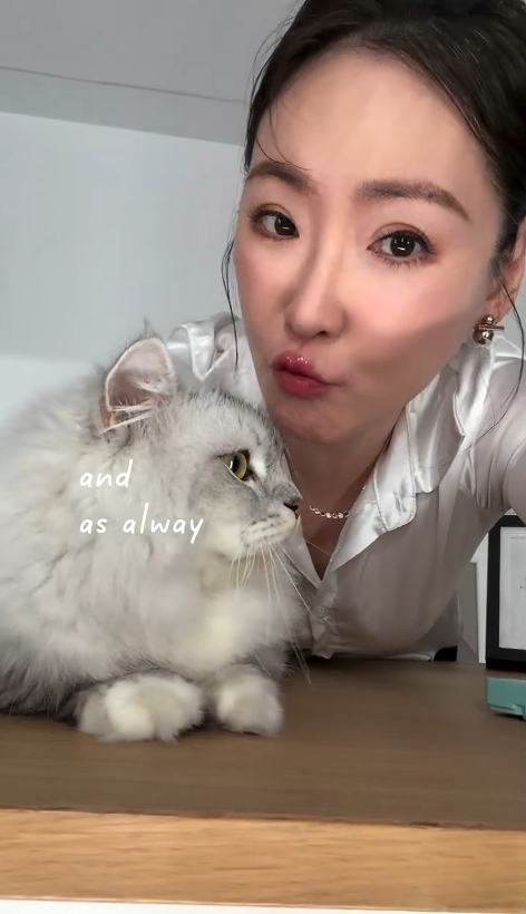 王俐人拍寫真,嘗試平常不會穿的服裝風格。(圖/翻攝王俐人IG)