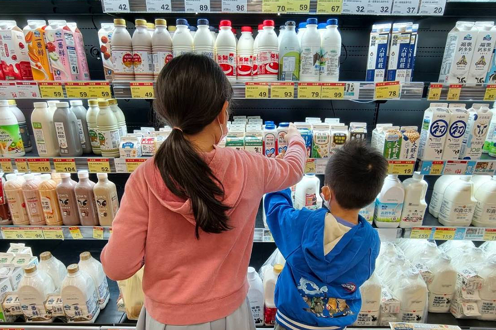 盧秀燕宣布「台中有鈣讚」2升級 納私校、明年起寒暑假不中斷 228 盧秀燕宣布「台中有鈣讚」2升級 納私校、明年起寒暑假不中斷 227
