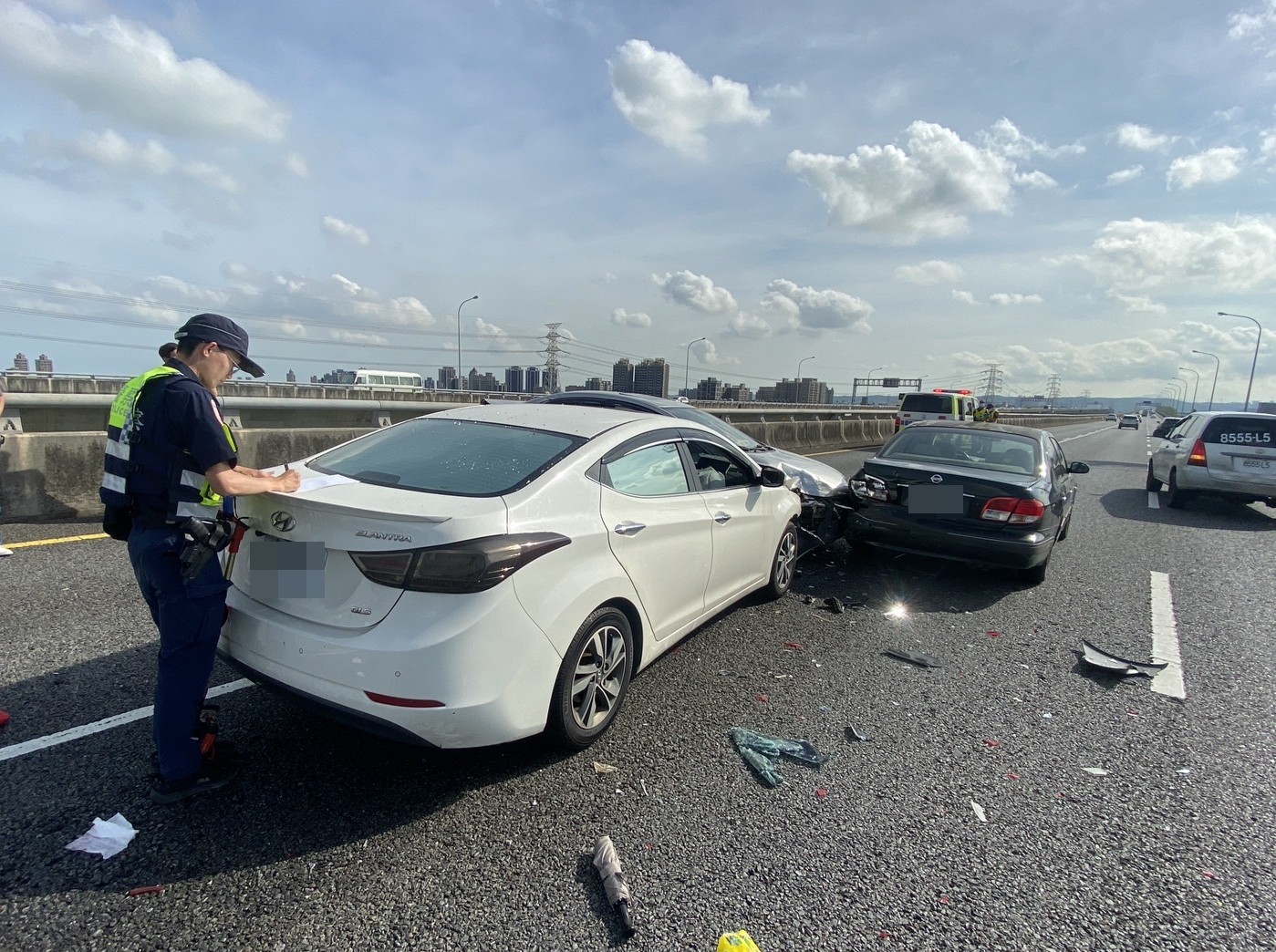 國道驚魂!五楊高架桃園路段上班尖峰3車撞一團 1人送醫 656610 0