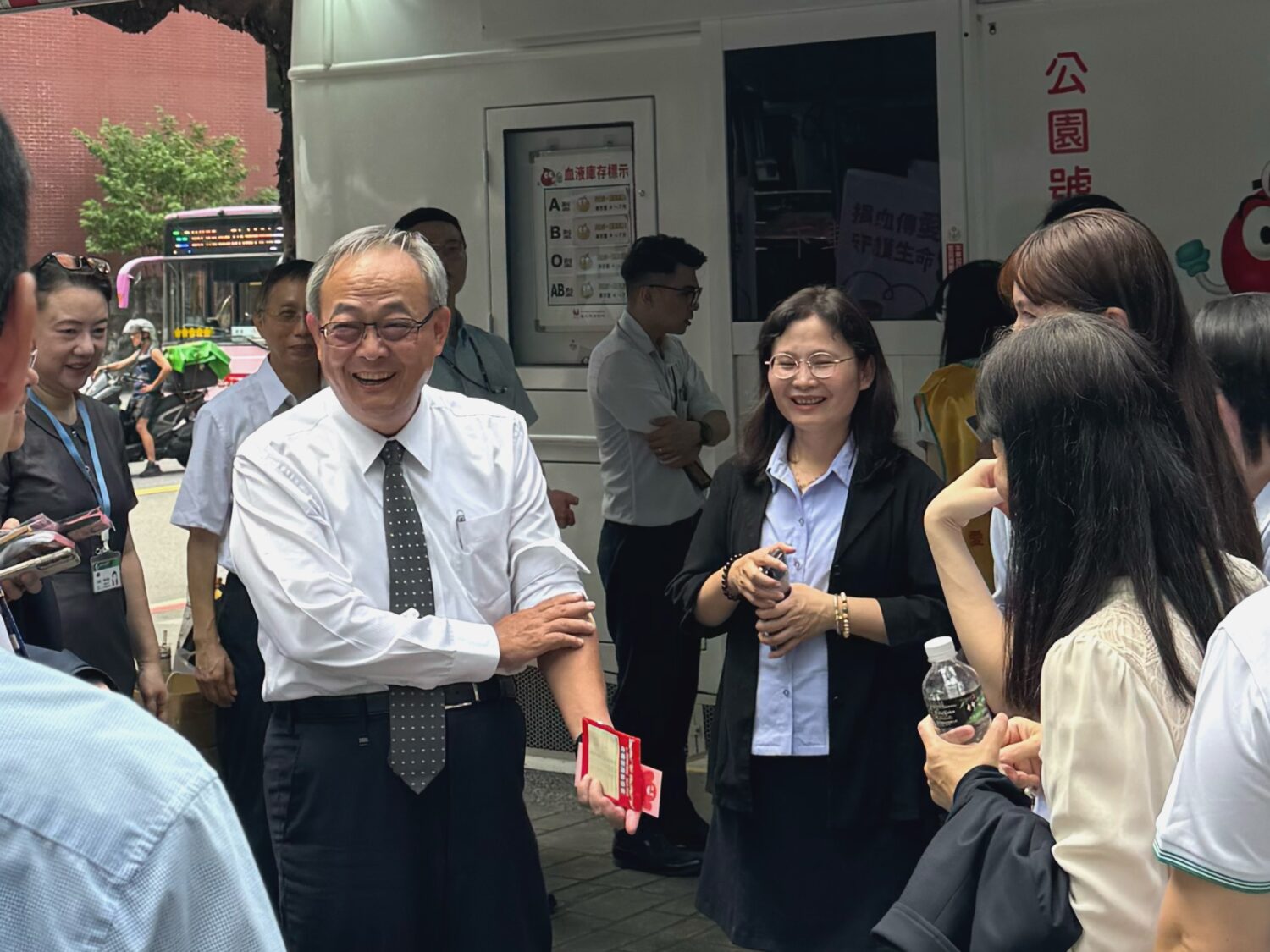 土地銀行總經理張志堅率先挽袖捐血,號召土銀同仁以實際行動支持公益。(圖/記者 劉其昌翻攝)
