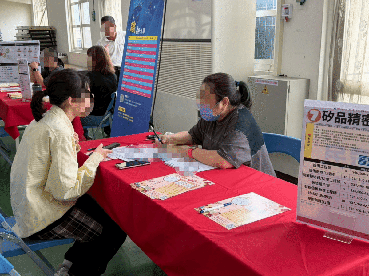 ▲企業向求職民眾說明工作內容及注意事項。