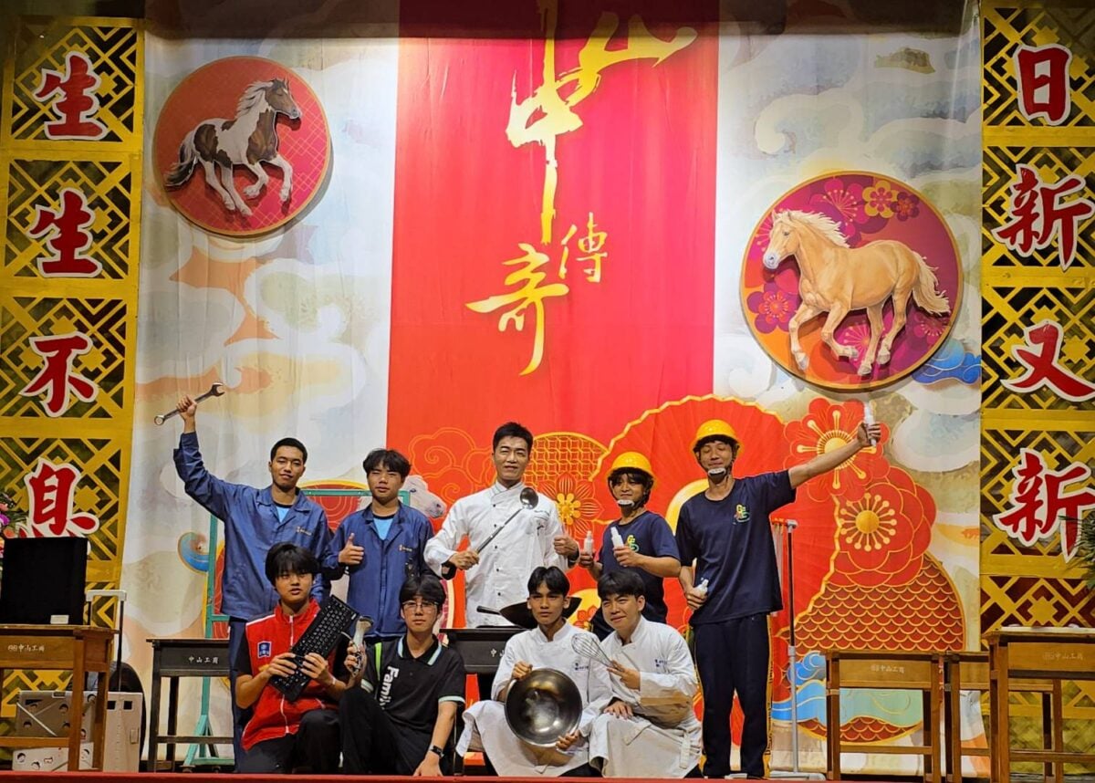 ▲中山工商建教合作班畢業典禮創意十足,李昱平校長化身主廚,與師生共同演出《NANTA亂打秀》,敲擊各科實習器材,勉勵畢業生勇敢乘風破浪、敲出精彩人生節奏。