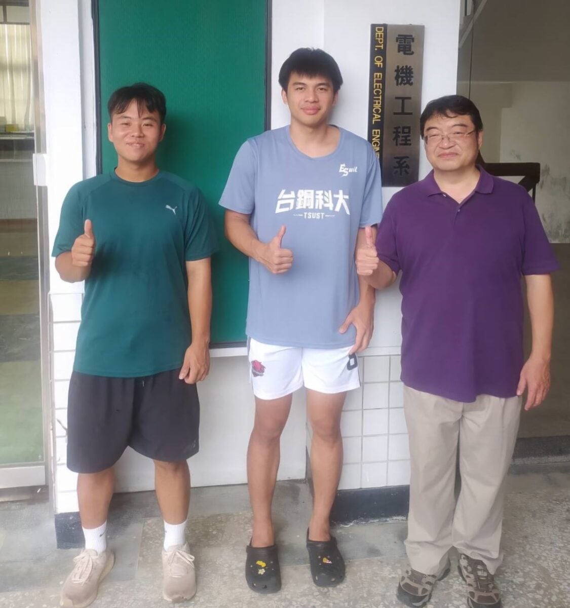 ▲AI程式實力獲肯定!台鋼科大學生全國資訊科技大賽勇奪冠亞軍,抱回多項金腦獎。(由左至右分別是陳柄頷同學、戴崑哲同學及陳建良主任)