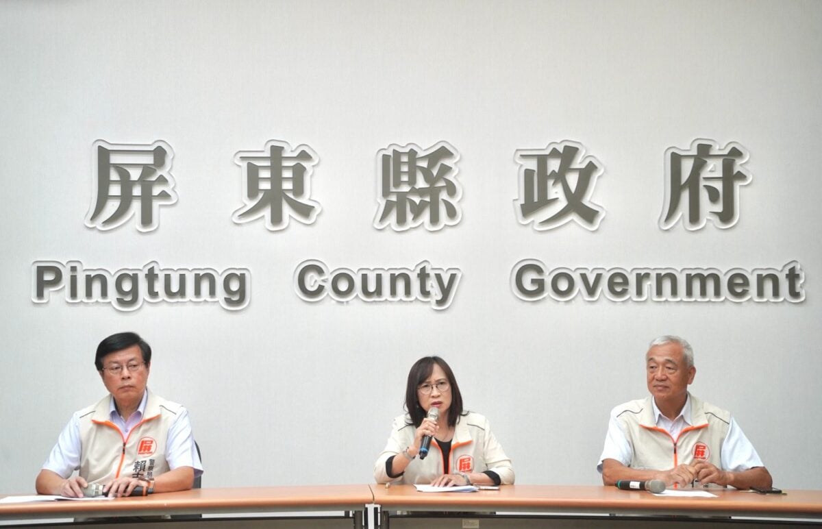 ▲屏東縣環保局長顏幸苑(中)、政風處長施仁傑(右)、縣警局副局長賴吉雄(左)召開緊急記者會說明小琉球垃圾危機處理情況。